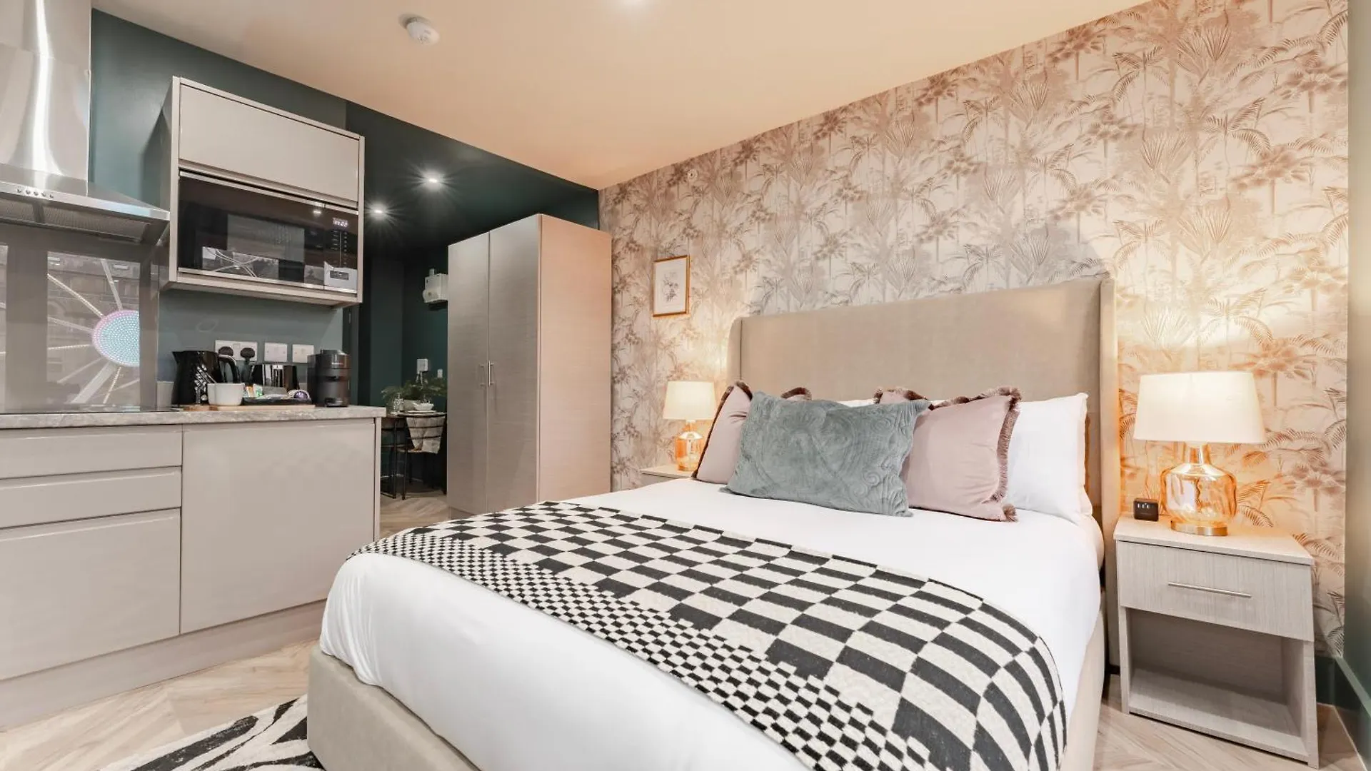 Luxury Aparthotel Suites In The Heart Of Leeds 리즈
