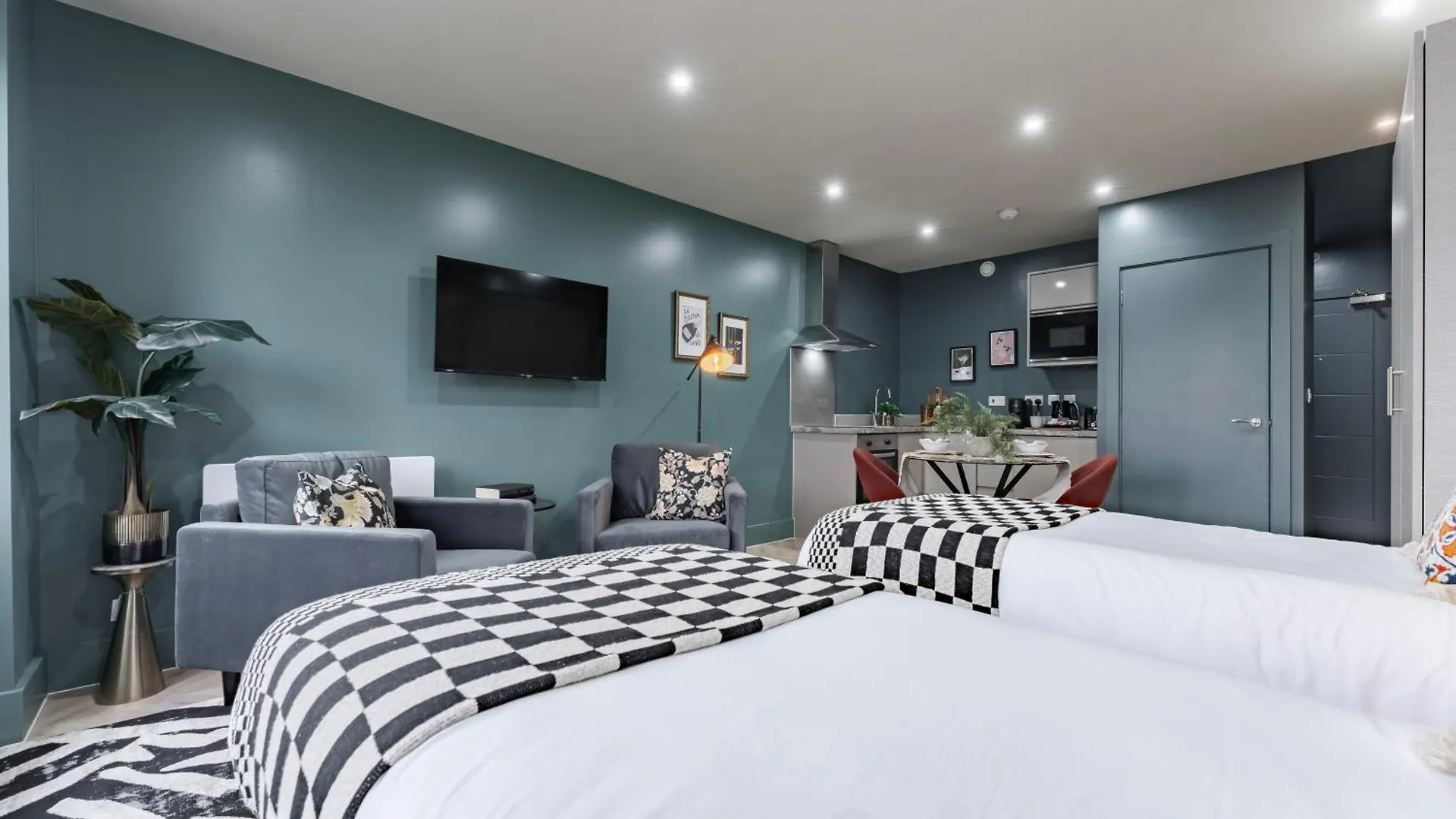 Luxury Aparthotel Suites In The Heart Of Leeds  리즈
