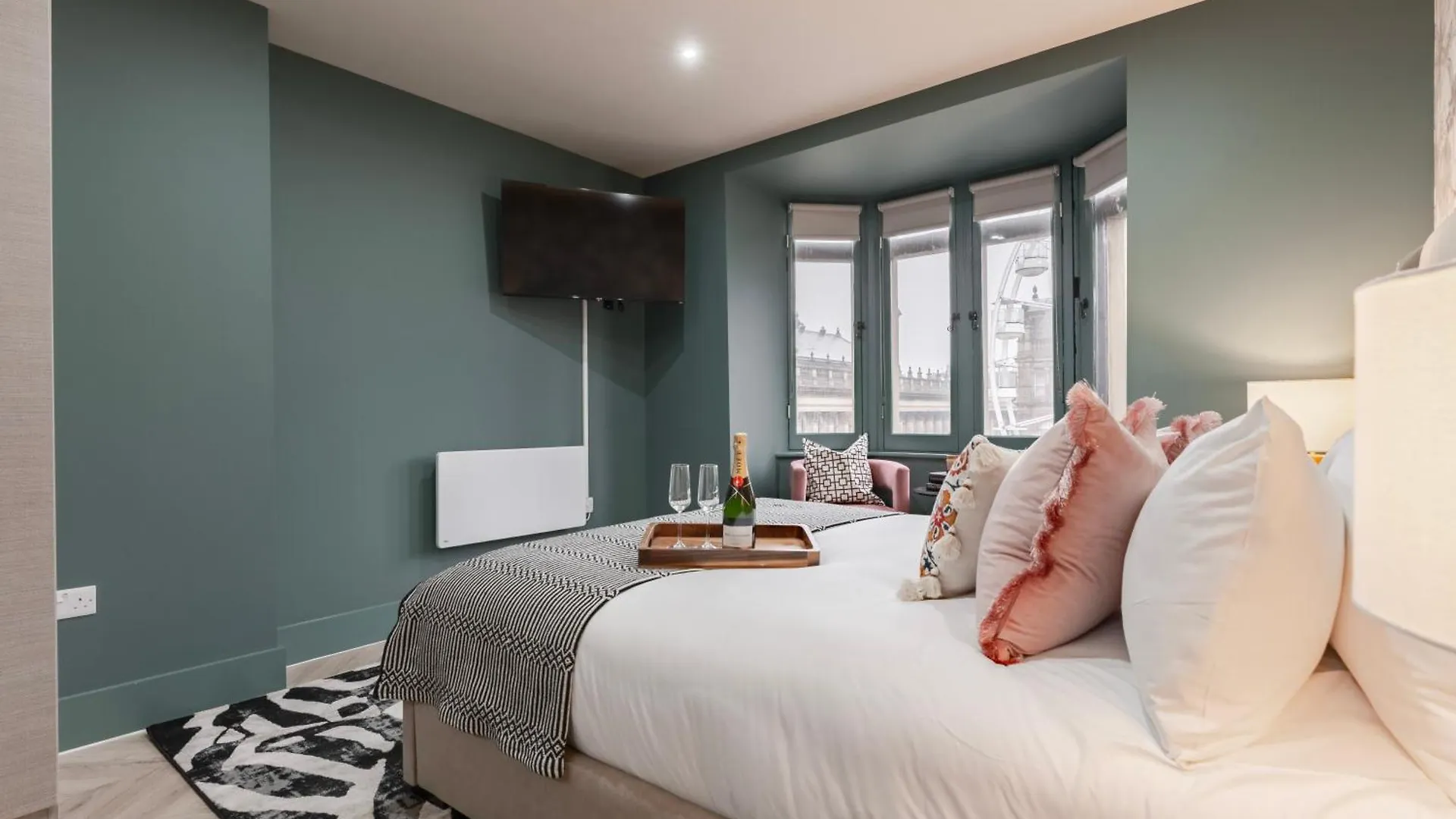 Luxury Aparthotel Suites In The Heart Of Leeds 리즈