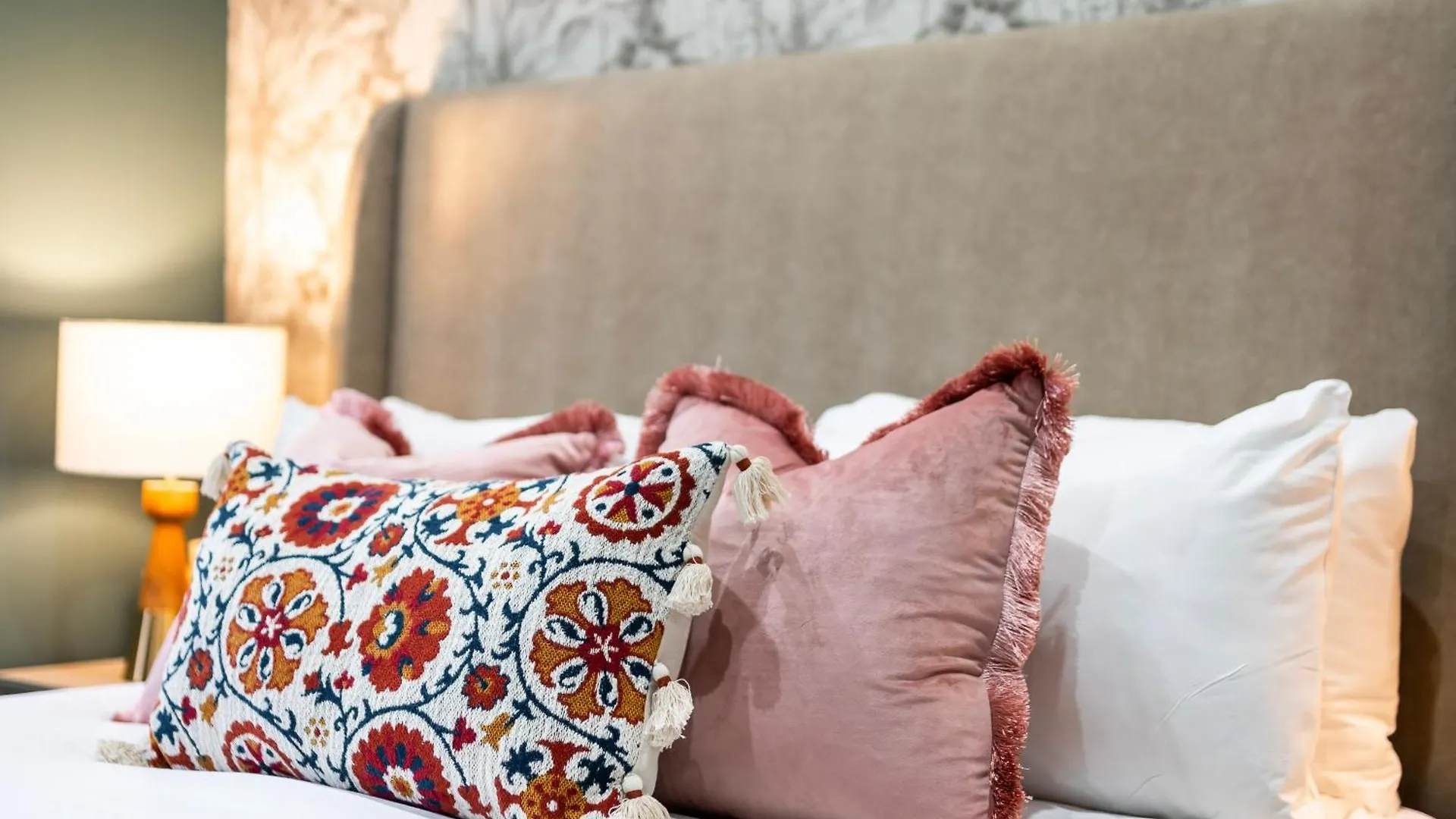 Luxury Aparthotel Suites In The Heart Of Leeds  리즈